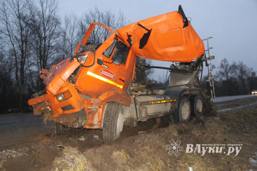 В районе деревни Булынино перевернулась бетономешалка (ФОТО)