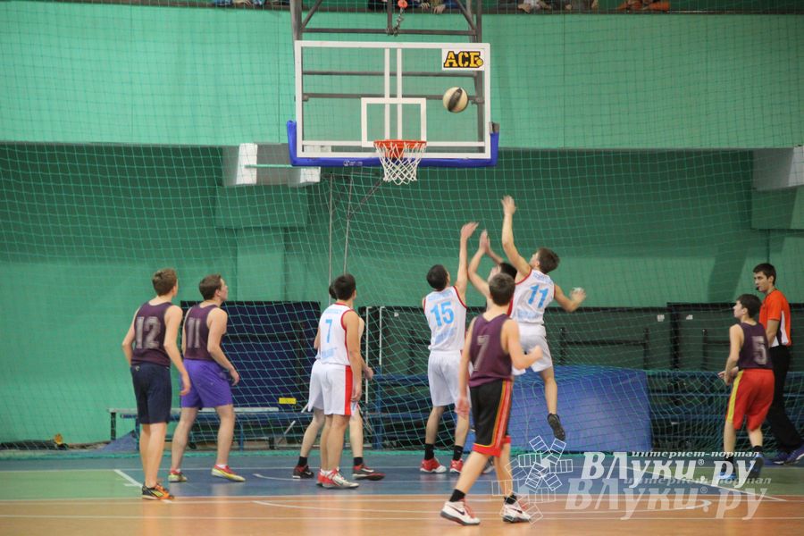 В Великих Луках прошли финальные игры муниципального этапа «КЭС-Баскет» (фото)