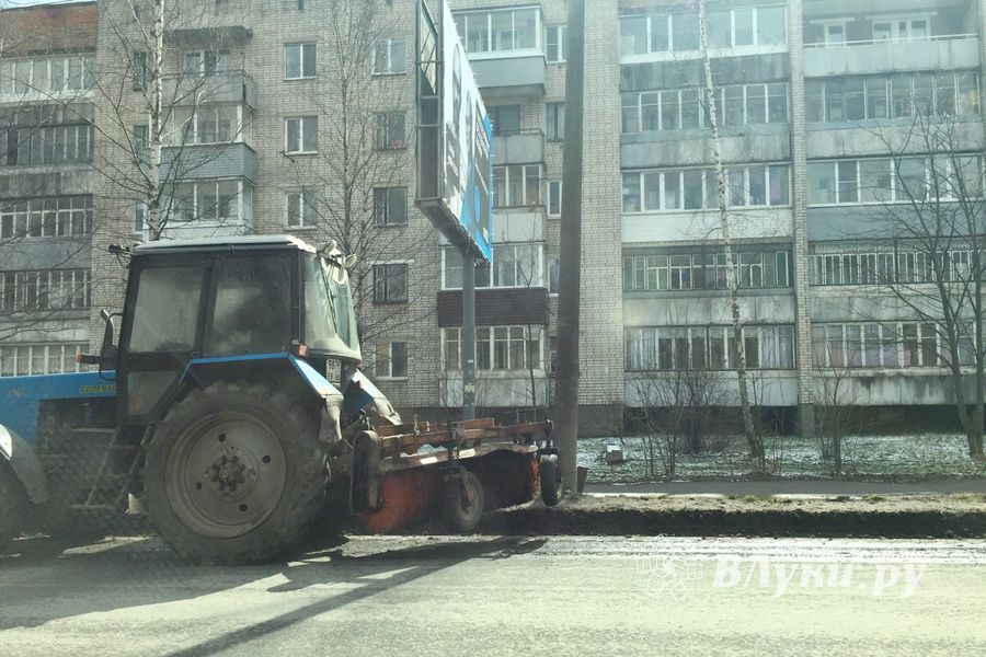 Фотофакт: в Великих Луках чистят обочины дорог 