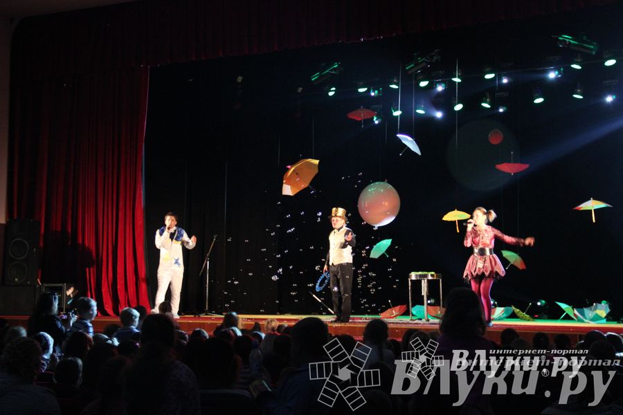 Шоу магических зонтиков и мыльных пузырей увидели юные великолучане