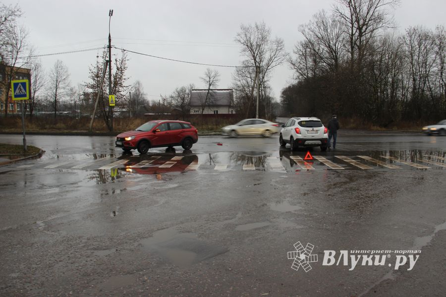ДТП на проспекте Гагарина в Великих Луках (ФОТО)