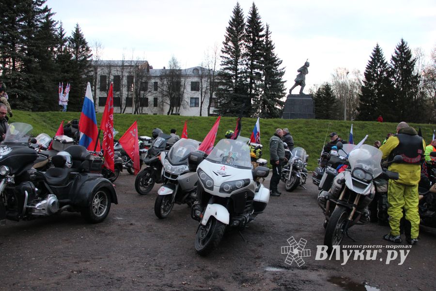 Великие Луки посетили участники мотомарша «Дороги Победы 2021 — дорога домой!» (ФОТО)
