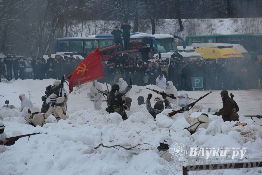 Реконструкция битвы за освобождение Великих Лук