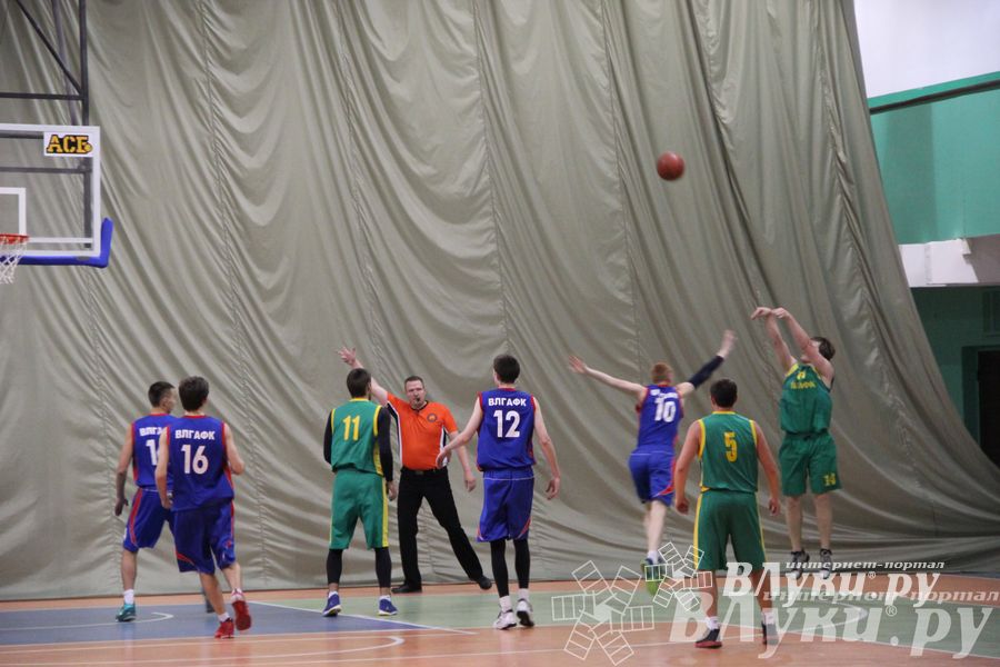 Команда «Экспресс» стала обладательницей Кубка г. Великие Луки по баскетболу