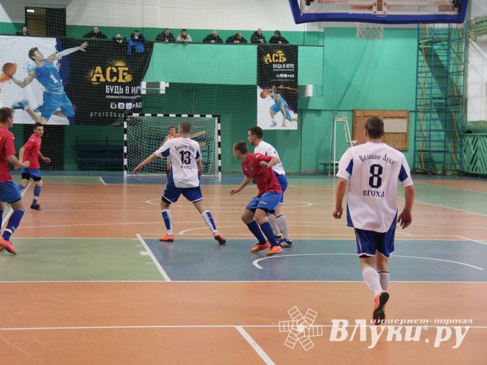 В Великих Луках продолжается Первенство города по мини-футболу (фото)