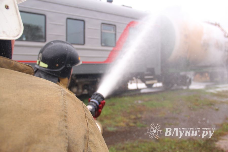 В Великих Луках тушили поезд (ФОТО)
