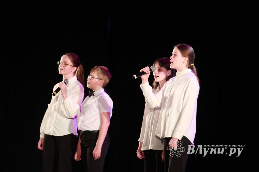В ДК ЛК состоялся итоговый концерт фестиваля «Великолукская веснянка» (ФОТО)