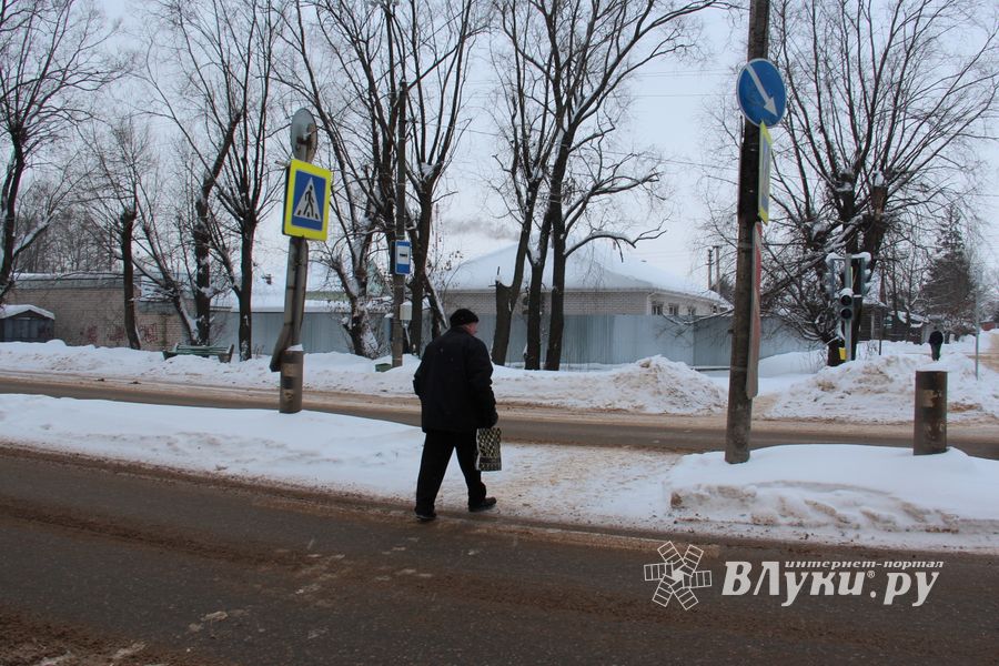 В Великих Луках появился новый светофор