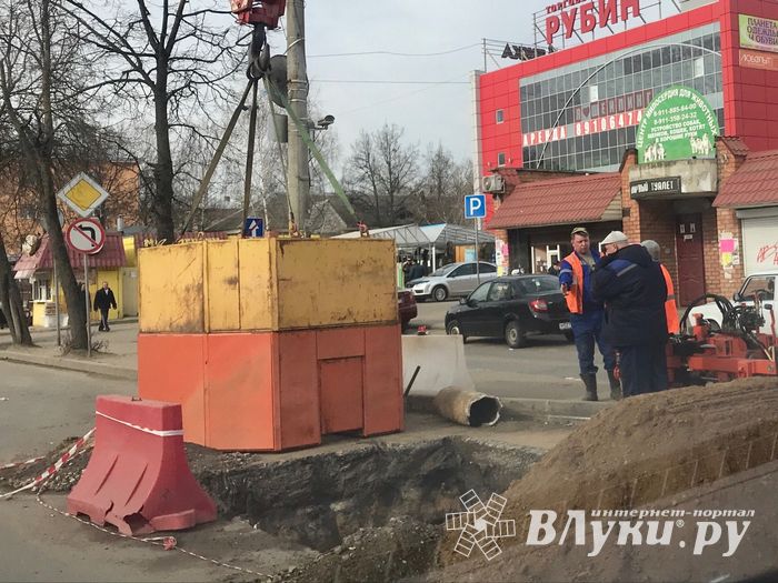 Возле Смоленского рынка завершают замену канализационной трубы (ФОТО)