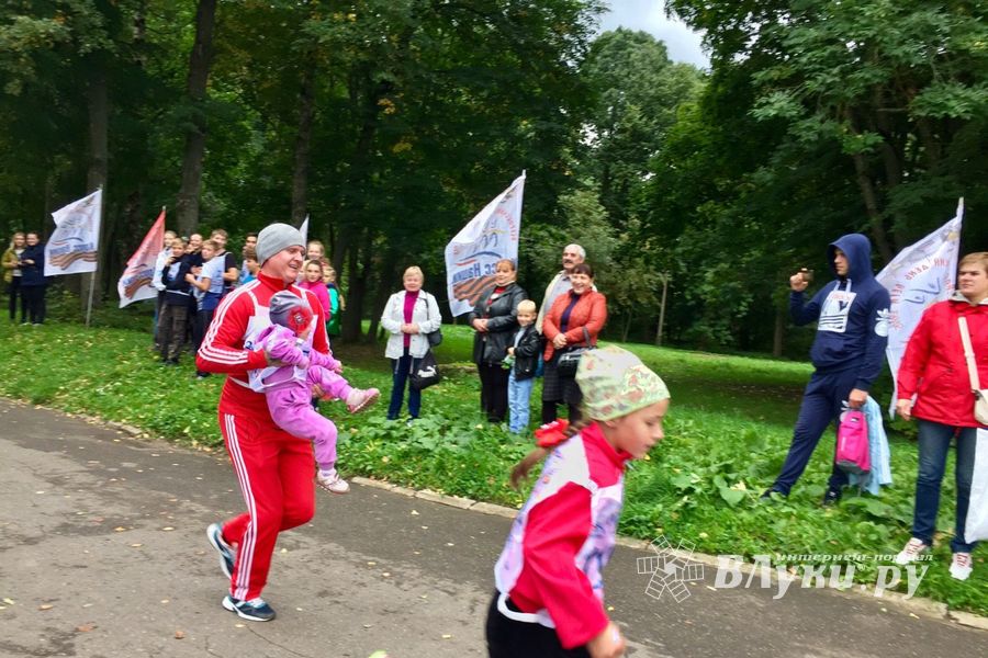 В Великих Луках стартовал Всероссийский день бега «Кросс нации-2017» (ФОТО)