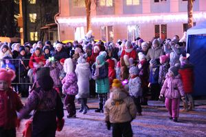 В Великих Луках зажгли Ёлку (ФОТО)