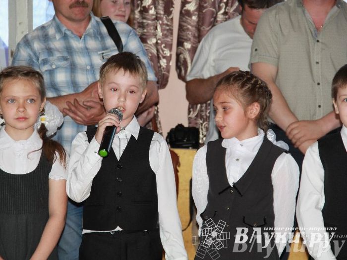 В Великих Луках прозвенели «Последние звонки»