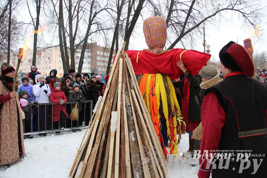 В Великих Луках встретили Масленицу