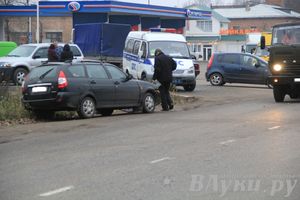 На Октябрьском проспекте в Великих Луках столкнулись «Мазда» и «Приора» (ФОТО)