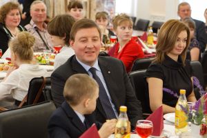 Андрей Турчак поблагодарил приемных родителей за любовь и тепло, которые они дарят детям (ФОТО)