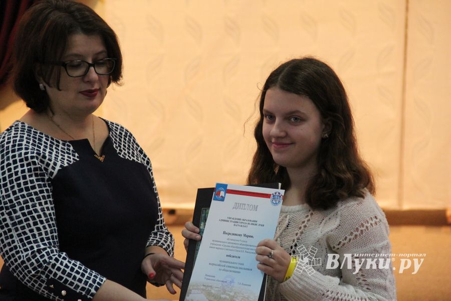 В Великих Луках наградили самых умных школьников 