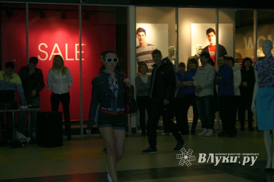 Торговый центр «Апельсин» поздравил прекрасных дам с праздником весны