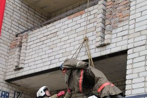 В Великих Луках прошли областные соревнования среди пожарных по спасению пострадавших
