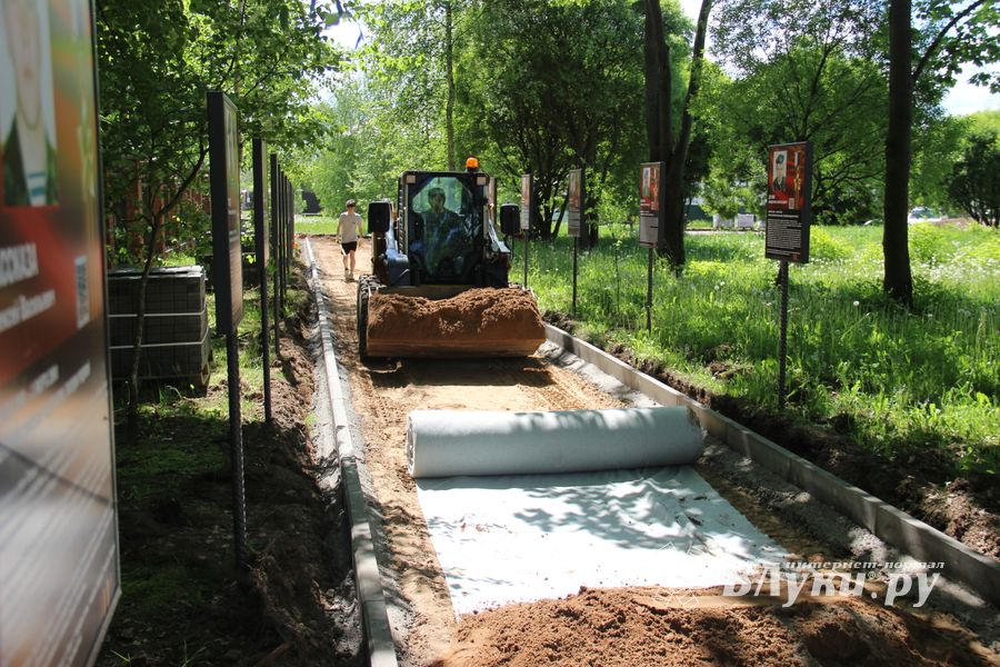 Идёт благоустройство Аллеи памяти 6-й роты в Великих Луках (ФОТО)