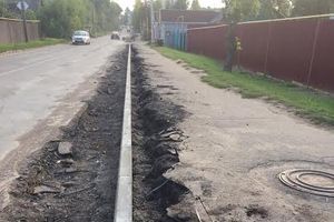 На ул. Дьяконова в Великих Луках продолжают устанавливать бордюрный камень (фото)