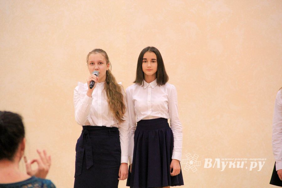 В Великих Луках поздравляют мам (ФОТО)