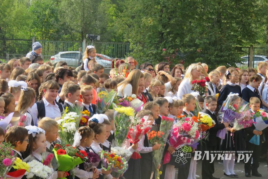 1 сентября в школах Великих Лук прошли Торжественные линейки (ФОТО)