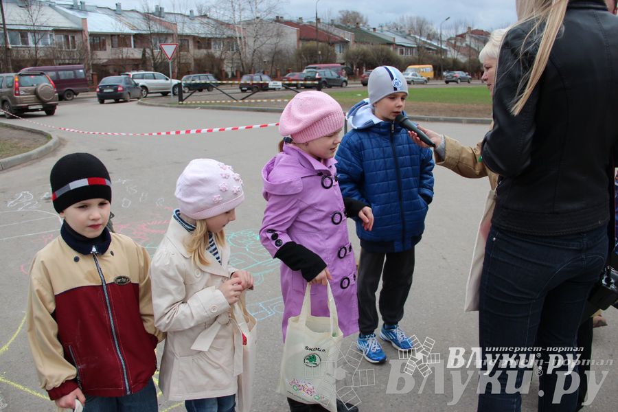 В Великих Луках прошла автомобильная ярмарка