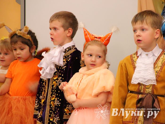 В Великие Луки пришла пора новогодних утренников (ФОТО)