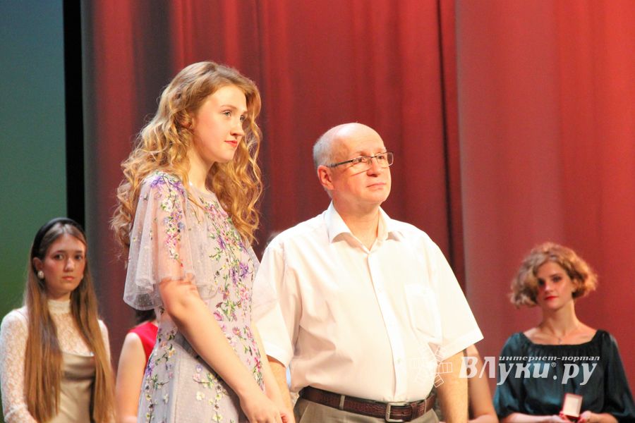 Великолукским выпускникам вручили медали «За особые успехи в учении» (ФОТО)