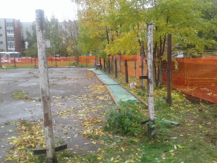 В Великих Луках начались работы по демонтажу старой спортивной площадки на ул. Рабочей (ФОТО)
