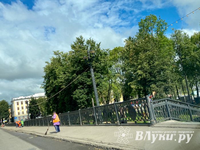 На центральном мосту затруднено движение (ФОТО)
