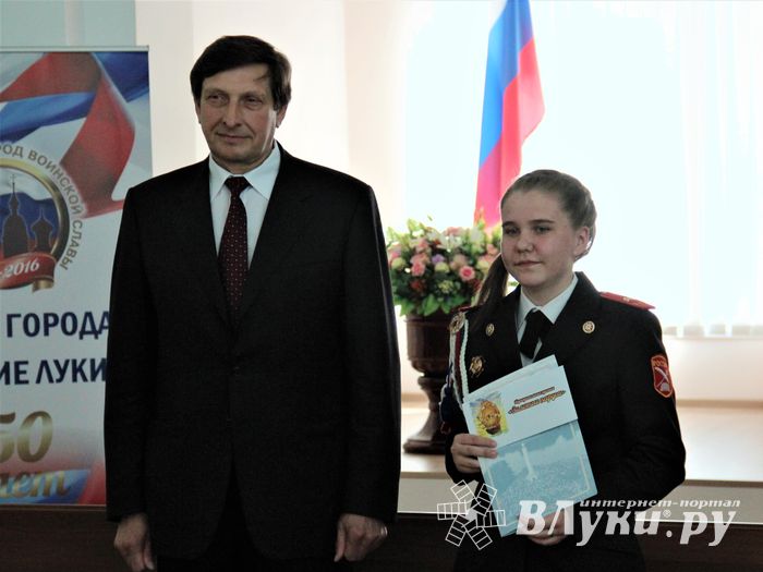 Лучших выпускников Великих Лук наградили «Золотыми парусами» (ФОТО)