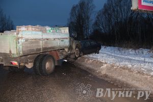 В Великих Луках в лоб столкнулись грузовик и легковушка (ФОТО)