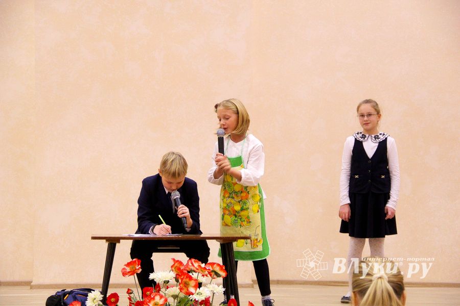 В Великих Луках поздравляют мам (ФОТО)