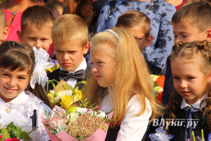 1 сентября в школах Великих Лук прошли Торжественные линейки (ФОТО)
