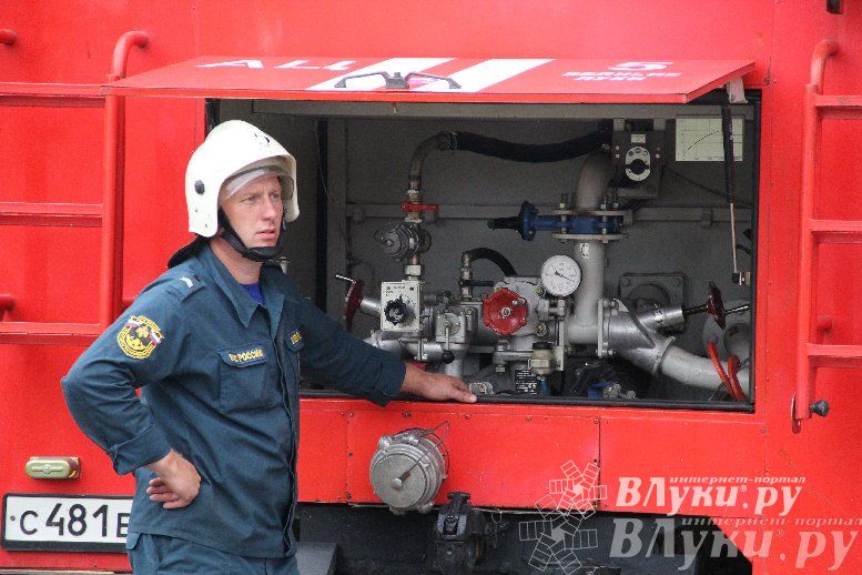 В Великих Луках прошли областные соревнования среди пожарных по спасению пострадавших