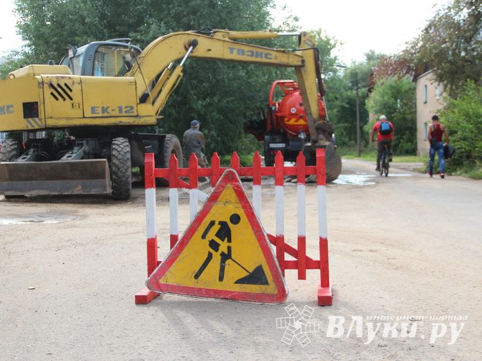 Авария на водопроводе в Великих Луках пока не устранена (ФОТО)