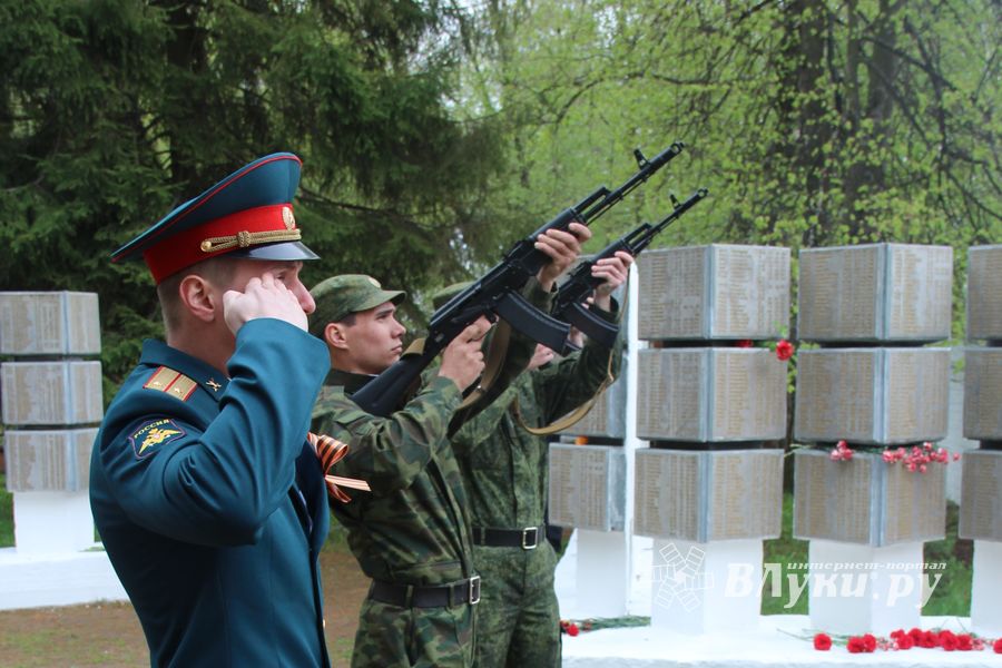 Торжественный митинг на мемориальном воинском захоронении