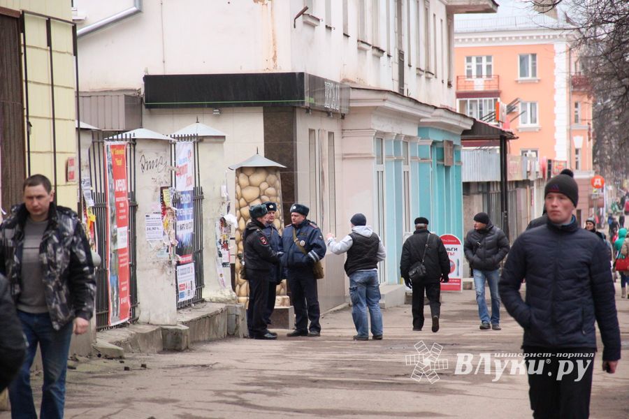 В Великих Луках «захватили заложников» (фото)