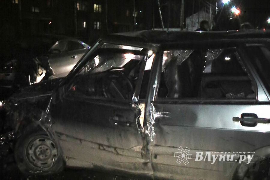В Великих Луках столкнулись «ВАЗ 2115» и «Ауди А5» (ФОТО)