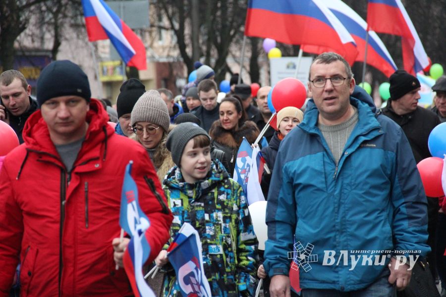 В Великих Луках прошло праздничное шествие (ФОТО)