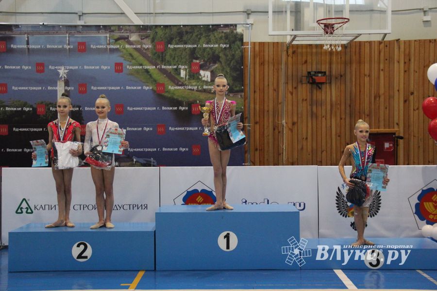 ​В Великих Луках прошли соревнования по художественной гимнастике (ФОТО)
