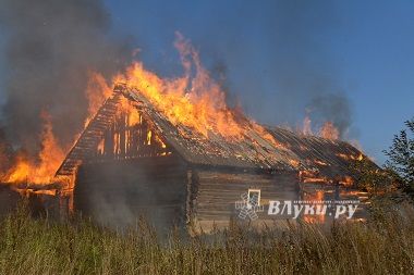 В Псковской области пьяный мужчина спалил дом (фото)