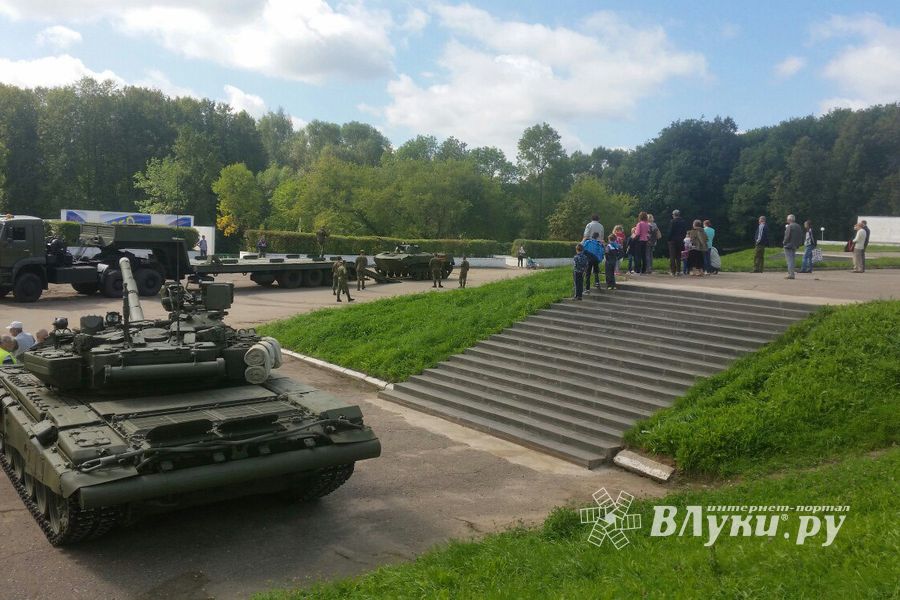 Танк Т-90 в Великих Луках (ФОТО)