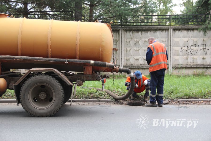 На проспекте Гагарина устраняют аварию в водоводе (ФОТО)