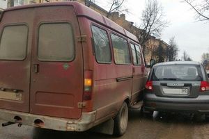 В Великих Луках столкнулись легковушка и маршрутка (фото)