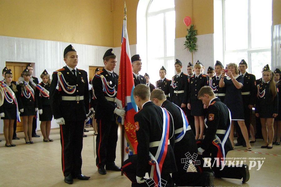 «Последний звонок» в школах Великих Лук