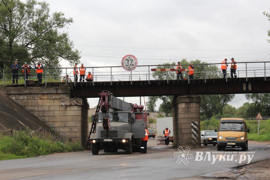 В Великих Луках движение по одной из полос под ж/д путепроводом Лазавица закрыто (ФОТО)