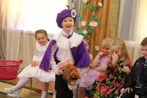 Юные великолучане поздравили мам и бабушек с помощью Золушки (ФОТО)