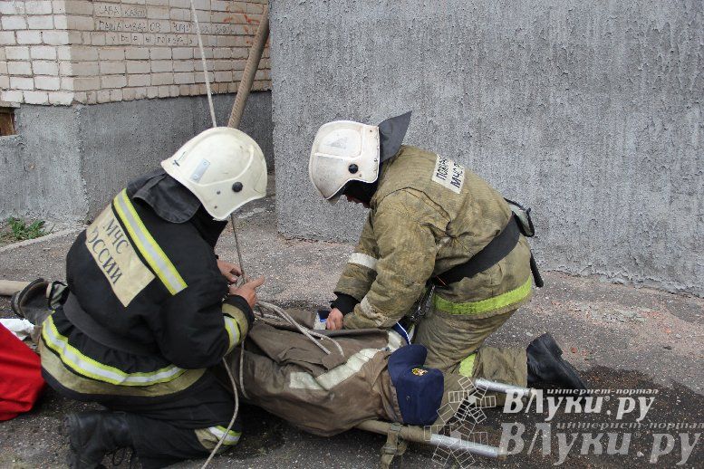 В Великих Луках прошли областные соревнования среди пожарных по спасению пострадавших
